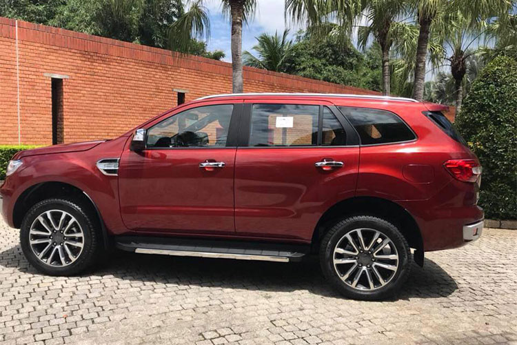 Động cơ tăng áp đôi (Twin Turbo) 4 xy-lanh thẳng hàng mới trên Ford Everest 2018 có tên gọi EcoBlue 2.0L, sản sinh công suất lên đến 213 mã lực và mô-men xoắn 500Nm. Tức mạnh hơn hơn 21 mã lực và 30 Nm so với động cơ 3.2L Duratorq 5 xy-lanh ở bản Everest 3.2L.