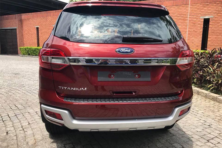 Ngoài ra, mẫu xe Ford Everest 2018 phiên bản 2.0 Bi-Turbo cũng sẽ sử dụng hộp số tự động 10 cấp Getrag 10R80 chia sẻ cùng "người anh em" bán tải Ford F-150 mới. Tuy nhiên, theo hãng xe Ford cho biết các tỷ số truyền đã được tinh chỉnh lại để phù hợp hơn với động cơ 2.0L