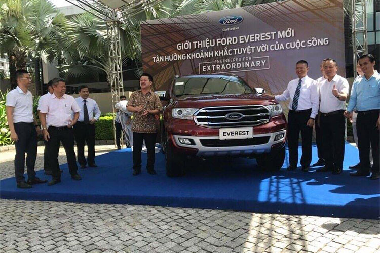 Như vậy, nếu giá xe Ford Everest 2018 được áp dụng thì phiên bản Everest Titanium 2.0 AT Bi-Turbo cao cấp nhất vẫn rẻ hơn đáng kể so với mẫu Toyota Fortuner 2.8V 4×4 cũng sắp được nhập về Việt Nam trong thời gian tới sau khi được Toyota Việt Nam công bố giá thời gian qua.