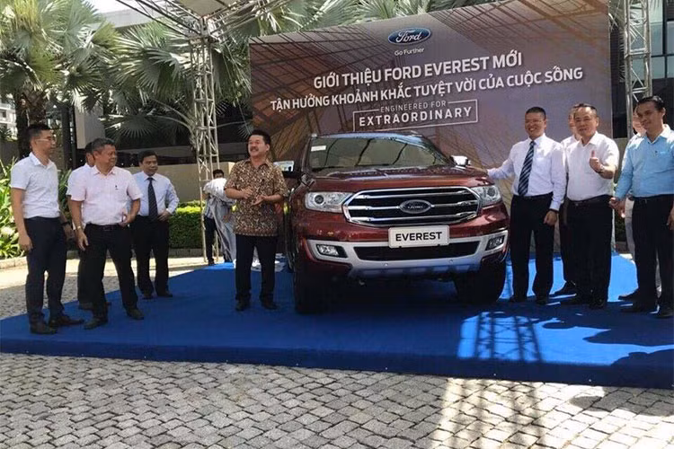 Như vậy, nếu giá xe Ford Everest 2018 được áp dụng thì phiên bản Everest Titanium 2.0 AT Bi-Turbo cao cấp nhất vẫn rẻ hơn đáng kể so với mẫu Toyota Fortuner 2.8V 4×4 cũng sắp được nhập về Việt Nam trong thời gian tới sau khi được Toyota Việt Nam công bố giá thời gian qua.