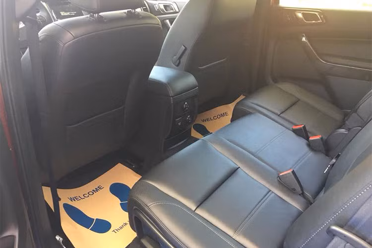 Dự kiến, giá bán tạm tính của các phiên bản Ford Everest 2018 sau khi nhập khẩu về Việt Nam như sau: Everest Trend MT 2.0L (tạm tính 850.000.000 đồng), Trend AT 2.0L (tạm tính 900.000.000 đồng), Titanium AT 2.0L (tạm tính 1.000.000.000 đồng), Titanium + AT 2.0L (tạm tính 1.100.000.000 đồng), Titanium AT 2.0L (Bi-Turbo) 4×4 (tạm tính 1.250.000.000 đồng).