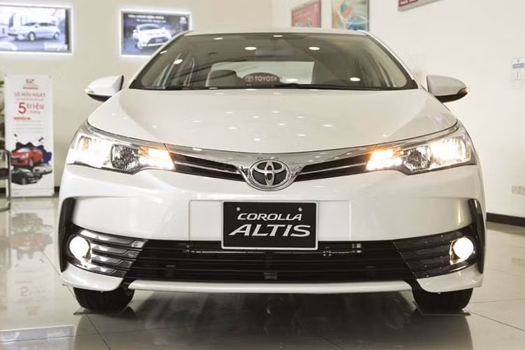 Có thể thấy doanh số Toyota Corolla Altis tăng mạnh trong tháng 12, khi mẫu xe này đã bán được 539 chiếc, tăng so với tháng trước 156 chiếc. Kể từ khi vượt mặt Honda Civic tháng 11, mẫu xe này tiếp tục tăng trưởng mạnh, doanh số bán ra vượt Honda Civic 268 chiếc.