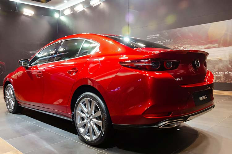 Từ đầu tháng 11, Mazda3 thế hệ mới chính thức ra mắt với nhiều cải tiến về công nghệ và thẩm mỹ. Tuy nhiên, phiên bản lần này có giá khá cao, chênh khoảng từ 50-190 triệu đồng so với phiên bản cũ. Nhưng theo nhiều người đánh giá, mức giá cũng khá hợp lý so với những cải tiến về công nghệ, nội thất và ngoại thất mà mẫu xe này mang lại. Xe được công bố giá bán chính thức từ 719 -939 triệu đồng tùy theo từng phiên bản.