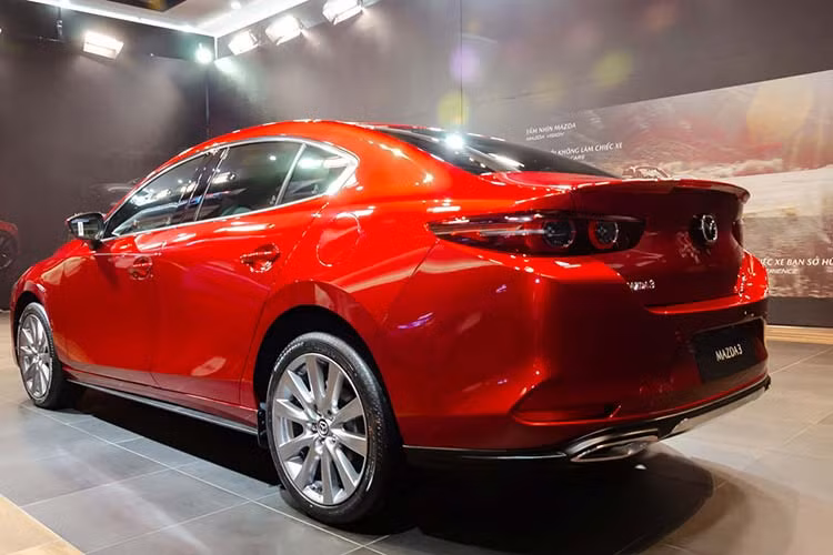 Từ đầu tháng 11, Mazda3 thế hệ mới chính thức ra mắt với nhiều cải tiến về công nghệ và thẩm mỹ. Tuy nhiên, phiên bản lần này có giá khá cao, chênh khoảng từ 50-190 triệu đồng so với phiên bản cũ. Nhưng theo nhiều người đánh giá, mức giá cũng khá hợp lý so với những cải tiến về công nghệ, nội thất và ngoại thất mà mẫu xe này mang lại. Xe được công bố giá bán chính thức từ 719 -939 triệu đồng tùy theo từng phiên bản.