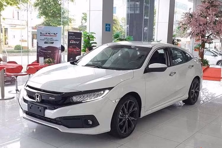 Doanh số mẫu xe Honda Civic tại Việt Nam tăng nhẹ, nhưng nhìn chung vẫn bị lép vế so với các mẫu xe khác trong cùng phân khúc. Trong tháng cuối năm, mẫu xe này cũng đã giao đến tay khách hàng được 389 chiếc. Cộng dồn từ đầu năm nay mẫu xe cũng đã bán được 3277 chiếc.
