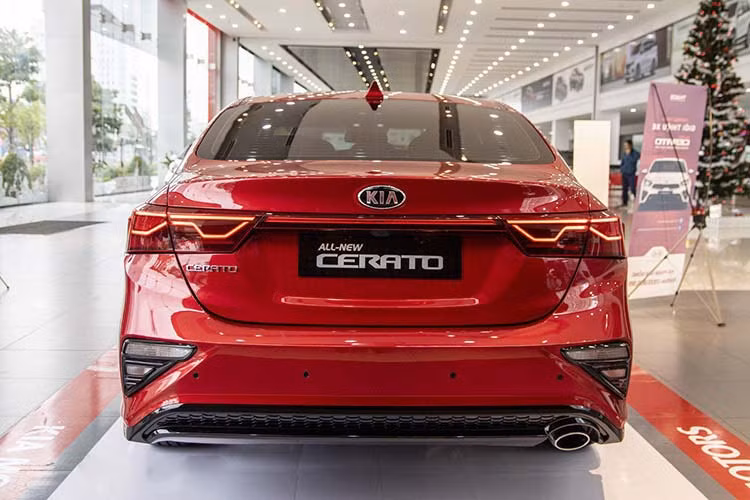 Với doanh số trung bình hơn 1000 chiếc, mẫu xe này xuất sắc cán đích ở vị trí top 10 xe ô tô bán chạy nhất 2019, tổng doanh số cả năm của đạt 11.313 chiếc. Tại thị trường Việt Nam, Kia Cerato bán ra với 4 phiên bản lựa chọn gồm: MT giá 559 triệu đồng; AT giá 589 triệu đồng; Deluxe giá 635 triệu đồng và Premium giá 675 triệu đồng.