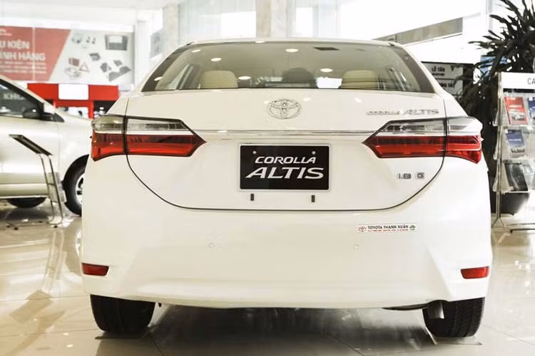 Toyota Corolla Altis hiện đang được phân phối 5 phiên bản bao gồm: Altis 1.8E MT giá 697 triệu đồng, Altis 1.8E CVT giá 733 triệu đồng, Altis 1.8G CVT giá 791 triệu đồng, Altis 2.0V Luxury giá 889 triệu đồng và Altis 2.0V Sport giá 932 triệu đồng.