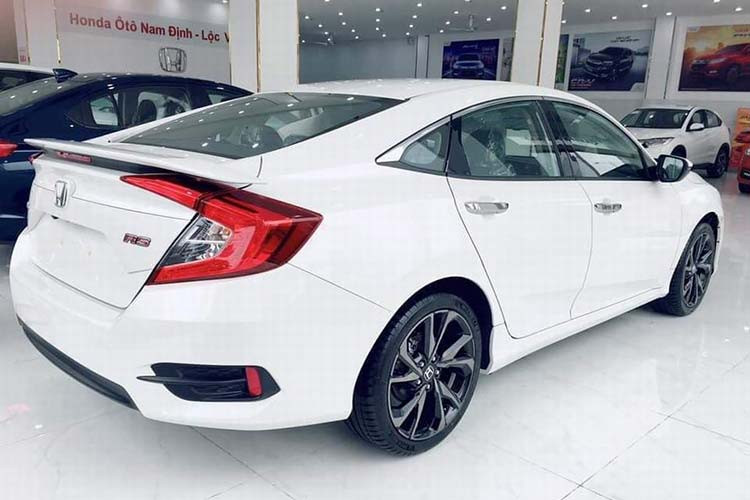 Trong năm nay, Honda Civic RS là phiên bản mới đã được thương hiệu Nhật Bản bổ sung để tăng thêm lựa chọn cho khách hàng. Để sở hữu Honda Civic RS, khách hàng sẽ phải bỏ ra 929 triệu đồng và thêm 5 triệu đồng đối với phiên bản màu Trắng Ngọc trai.