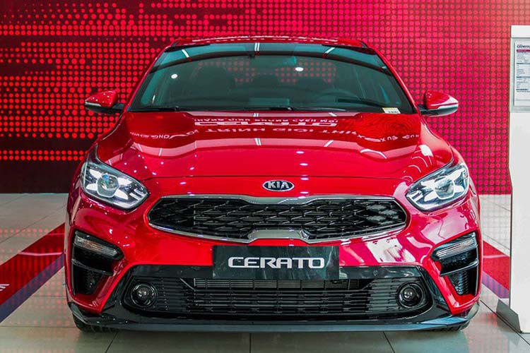 Tiếp tục một mẫu xe đến từ Thaco, mẫu xe này ngay từ khi ra mắt đã lăm le chiếm lấy ngôi đầu của Mazda, luôn trong tình trạng bám đuổi sít sao. Trong tháng 12 vừa qua mẫu Kia Cerato mới cũng bán được hơn 1050 chiếc, doanh số nhìn chung tăng nhẹ so với tháng trước.