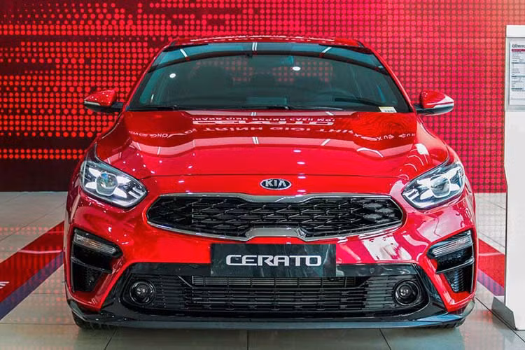 Tiếp tục một mẫu xe đến từ Thaco, mẫu xe này ngay từ khi ra mắt đã lăm le chiếm lấy ngôi đầu của Mazda, luôn trong tình trạng bám đuổi sít sao. Trong tháng 12 vừa qua mẫu Kia Cerato mới cũng bán được hơn 1050 chiếc, doanh số nhìn chung tăng nhẹ so với tháng trước.