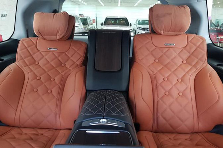 Ghế ngồi của xe được thiết kế như trên Mercedes-Maybach, cả 4 ghế đều chỉnh điện và bọc da Nappa, tích hợp đầy đủ các chức năng sưởi, thông gió và massage 12 điểm. MBS cho biết, chỉ riêng mỗi ghế ngồi đã có tới 19 chế độ điều chỉnh để đảm bảo người ngồi trên xe luôn có cảm giác thoải mái nhất.