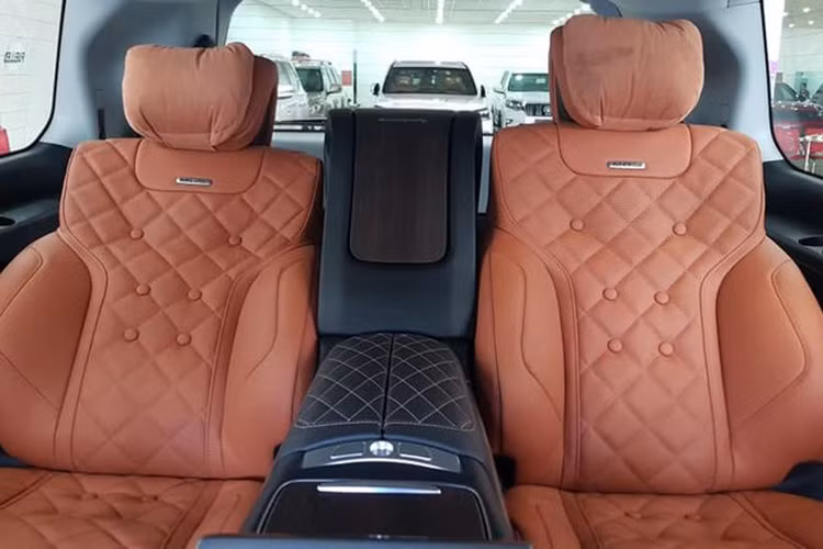 Ghế ngồi của xe được thiết kế như trên Mercedes-Maybach, cả 4 ghế đều chỉnh điện và bọc da Nappa, tích hợp đầy đủ các chức năng sưởi, thông gió và massage 12 điểm. MBS cho biết, chỉ riêng mỗi ghế ngồi đã có tới 19 chế độ điều chỉnh để đảm bảo người ngồi trên xe luôn có cảm giác thoải mái nhất.