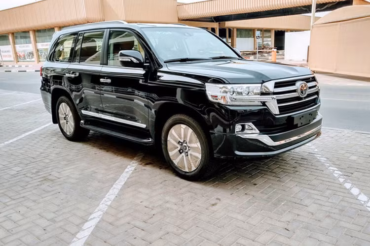  Toyota Land Cruiser VXR 2019 vốn được biết đến là mẫu SUV cỡ lớn với thiết kế 7 chỗ ngồi. Cùng với ngoại hình hầm hố và bệ vệ, thương hiệu xe hơi Nhật Bản nhận được sự quan tâm và ủng hộ của đại đa số những khách hàng trung tuổi tại Việt Nam.