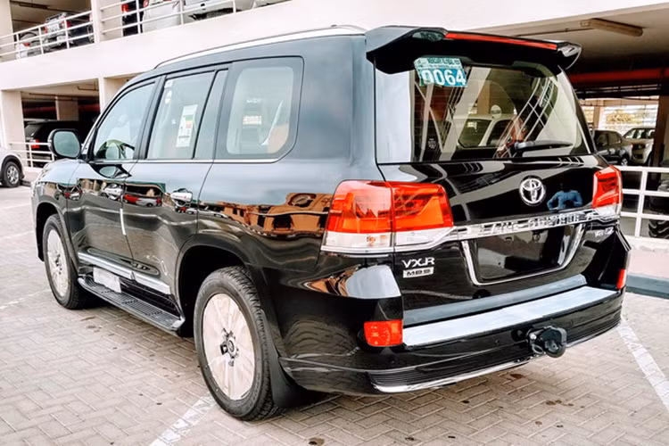 “Chuyên cơ mặt đất” của Toyota vừa cập cảng Việt Nam mới đây là phiên bản “độ” được thực hiện bởi hãng độ danh tiếng MBS đến từ Trung Đông. MBS đã tùy chỉnh lại thiết kế ghế ngồi và toàn bộ nội thất, biến mẫu SUV 7 chỗ sang trọng thành 4 chỗ với những món “đồ chơi” đắt tiền và vật liệu sử dụng hoàn toàn đẳng cấp.
