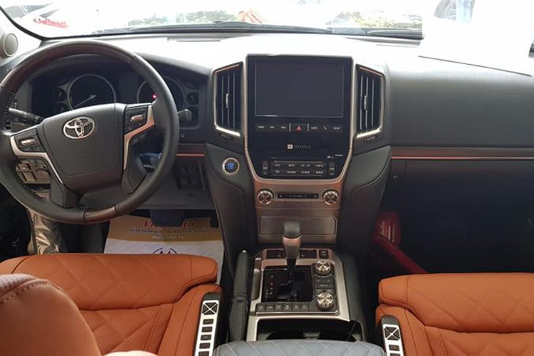 Ngoại hình đã đủ cuốn hút khách hàng nhưng bên trong khoang nội thất của Land Cruiser phiên bản độ Trung Đông mới thật sự là lột xác. Ngoài việc “cải tạo” lại số ghế ngồi, MBS còn bao phủ lên toàn bộ nội thất trên xe những vật liệu gỗ, da cao cấp và đắt tiền nhất, đúng với vị thế của một ông chủ thương gia giàu có.
