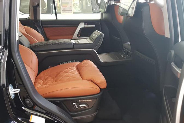 MBS cũng trang bị lên mẫu “khủng long” hệ thống giải trí vô cùng đẳng cấp. Các ông chủ khi ngồi ở hàng ghế sau sẽ được tận hưởng cảm giác êm ái từ chế độ massage cùng với âm thanh mang thương hiệu JBL hết sức sống động. Hãng độ Trung Đông còn trang bị thêm 2 màn hình 11,6 inch sắc nét để phục vụ tốt nhất nhu cầu giải trí của các chủ nhân.