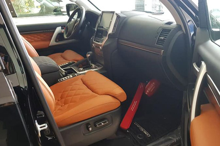 Những chi tiết bọc da trên Toyota Land Cruiser VXR độ khủng này đều được thêu họa tiết hình quả trám sang trọng, cùng với việc sử dụng gam màu trầm, ấm trong ngôn ngữ thiết kế, bất cứ vị khách nào khi bước vào trong xe cũng đều sẽ cảm thấy mãn nhãn và hài lòng.