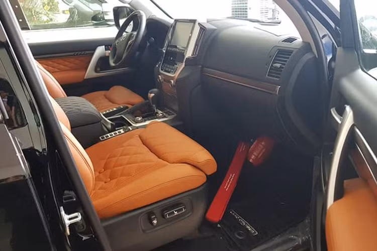 Những chi tiết bọc da trên Toyota Land Cruiser VXR độ khủng này đều được thêu họa tiết hình quả trám sang trọng, cùng với việc sử dụng gam màu trầm, ấm trong ngôn ngữ thiết kế, bất cứ vị khách nào khi bước vào trong xe cũng đều sẽ cảm thấy mãn nhãn và hài lòng.