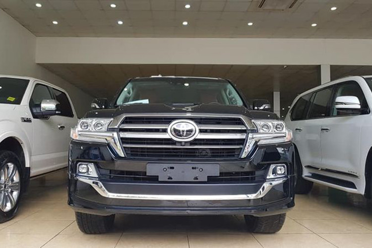 Vì chỉ độ nội thất và không gian chỗ ngồi nên ngoại hình của chiếc SUV Toyota Land Cruiser MBS mới này khá giống với những chiếc Land Cruiser thông thường. Mẫu SUV offroad của thương hiệu Nhật Bản nổi bật với thanh crôm sáng bóng, dày và bao quanh mặt lưới tản nhiệt.