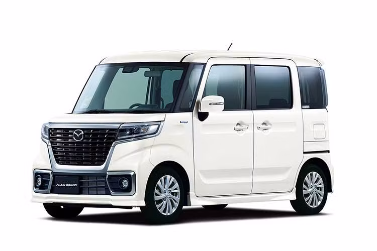 Xe sở hữu đèn sương mù dạng gương cầu nhỏ đối xứng cùng phần cản trước mở rộng. Bánh xe được thiết kế dạng mâm đa chấu đầy cá tính.