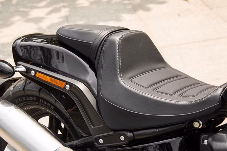 Mặt đồng hồ của Fat Bob 2018 được tích hợp ở đầu bình xăng, giúp phần ghi đông thoáng hơn, gọn hơn và linh hoạt hơn rất nhiều. Bình xăng với dung tích 13.6L và trọng lượng khô đạt 296 kg, yên xe thiết kế dạng liền nhưng mang kiểu dáng thể thao hơn so với phiên bản trước đây.