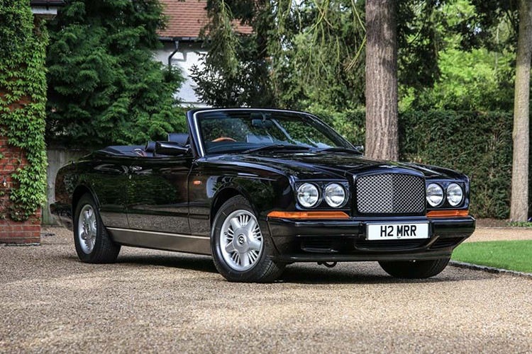 Siêu xe cực hiếm của Quốc Vương Brunei sở hữu nhiều vô kể, chẳng hạn như chiếc Ferrari F40, McLaren F1, Bugatti EB 110, Bentley Java hoặc những chiếc Rolls-Royce mạ vàng độc nhất vô nhị trên thế giới.