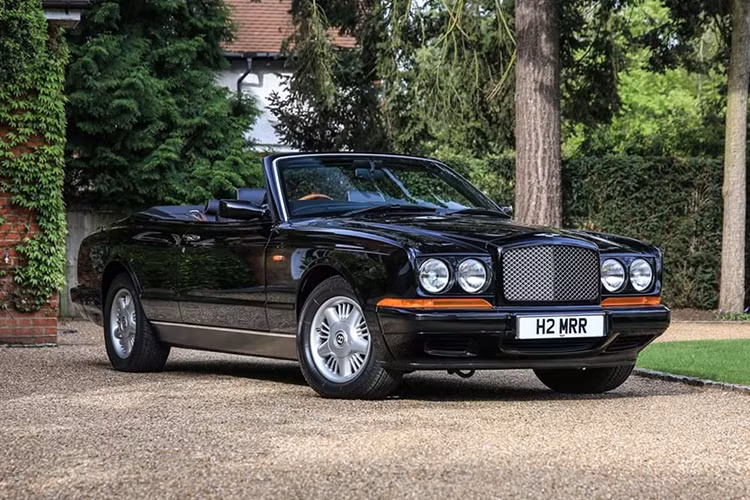 Siêu xe cực hiếm của Quốc Vương Brunei sở hữu nhiều vô kể, chẳng hạn như chiếc Ferrari F40, McLaren F1, Bugatti EB 110, Bentley Java hoặc những chiếc Rolls-Royce mạ vàng độc nhất vô nhị trên thế giới.