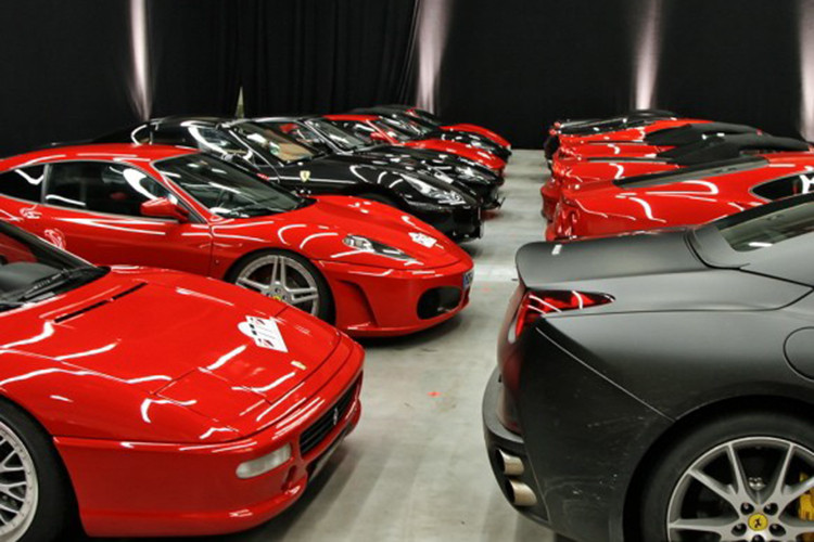 Vị Quốc vương còn sở hữu đến 10 chiếc One-77. Đây là mẫu xe chỉ sản xuất giới hạn 77 chiếc trên thế giới.