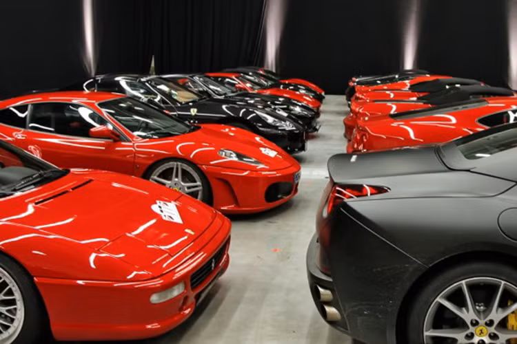 Vị Quốc vương còn sở hữu đến 10 chiếc One-77. Đây là mẫu xe chỉ sản xuất giới hạn 77 chiếc trên thế giới.