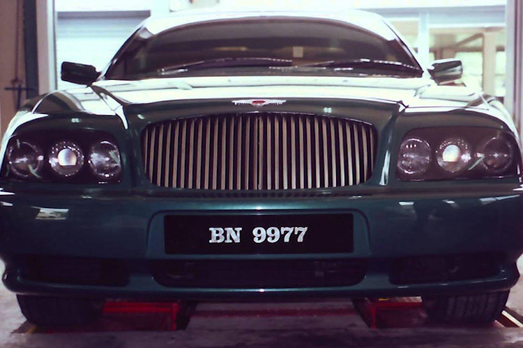 Trong giai đoạn từ thập niên 1980 tới 1990, Quốc vương Hassanal Bolkiah chủ yếu sưu tầm những mẫu xe Bentley Azure và Continental. Có thể kể đến một số mẫu xe Bentley hàng hiếm trong bộ sưu tập như: Continental R Superfast, coupe Buccaneer GT, Phoenix mui trần, coupe Camelot, Highlander GT 4 cửa và Bentley Java wagon…