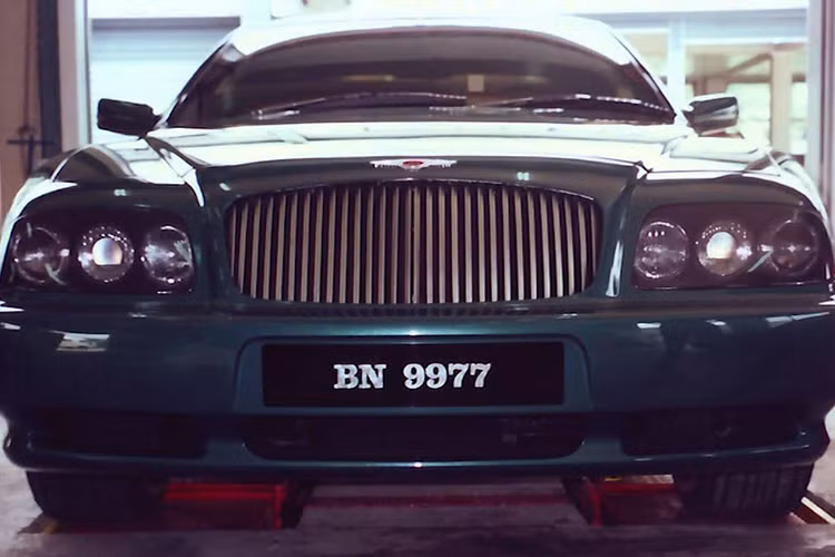 Trong giai đoạn từ thập niên 1980 tới 1990, Quốc vương Hassanal Bolkiah chủ yếu sưu tầm những mẫu xe Bentley Azure và Continental. Có thể kể đến một số mẫu xe Bentley hàng hiếm trong bộ sưu tập như: Continental R Superfast, coupe Buccaneer GT, Phoenix mui trần, coupe Camelot, Highlander GT 4 cửa và Bentley Java wagon…