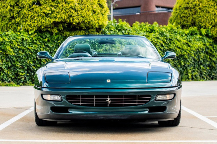 Trong bộ sưu tập còn có một loạt xe của thương hiệu “ngựa chồm” Ferrari. Có thể kể đến một số cái tên siêu hiếm như: F40 huyền thoại; 250 GTOF50; F50 Bolide độc bản dùng khung gầm và động cơ V12 từ xe đua Ferrari F1; hay như mẫu xe Mythos và FX.