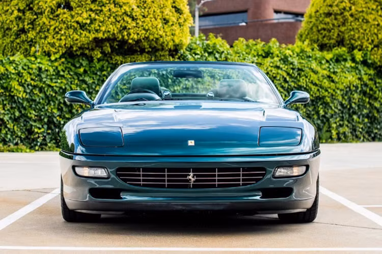 Trong bộ sưu tập còn có một loạt xe của thương hiệu “ngựa chồm” Ferrari. Có thể kể đến một số cái tên siêu hiếm như: F40 huyền thoại; 250 GTOF50; F50 Bolide độc bản dùng khung gầm và động cơ V12 từ xe đua Ferrari F1; hay như mẫu xe Mythos và FX.