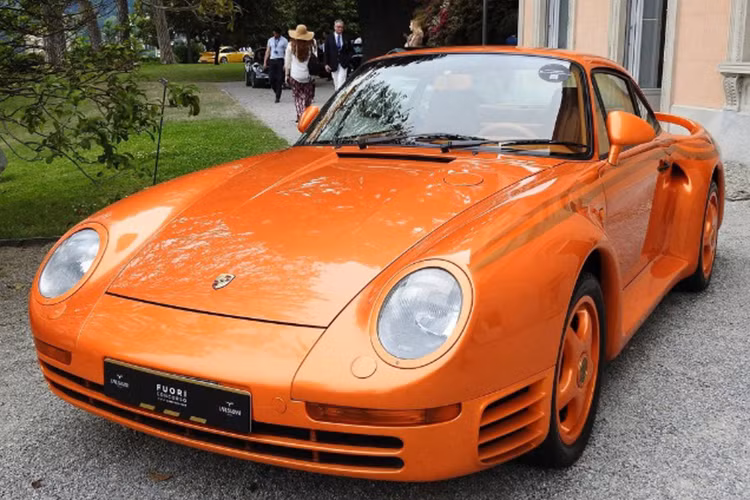 Porsche cũng là thương hiệu rất được Quốc Vương Brunei ưa chuộng. Ông có tới 32 chiếc Porsche 928 S4 nói riêng và 55 chiếc 928 nói chung.Trong đó có 5 chiếc Daur 962 Le Mans siêu phẩm. Đây là một dòng xe đua dựa trên Porsche 962, chỉ được sản xuất giới hạn 13 chiếc trên thế giới.