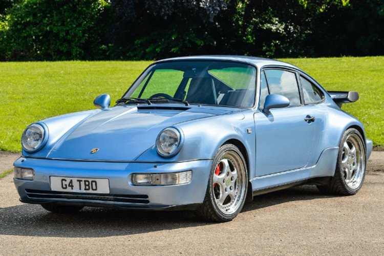 Đặc biệt, có một chiếc Porsche 911 độc bản màu xanh dương Horizon Blue của Quốc vương sau này đã được tay đua F1 Jenson Button mua lại. 