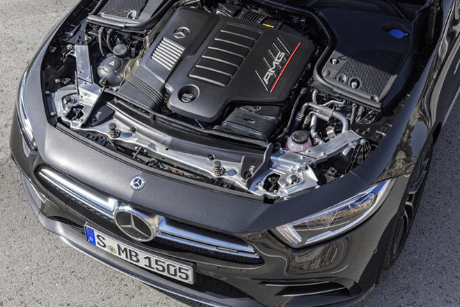 Riêng động cơ đốt trong đã cho công suất 429 mã lực và mô-men xoắn 520 Nm. Trong khi đó, động cơ điện tích hợp (hybrid) bổ sung thêm 21 mã lực và mô-men xoắn 249 Nm. Kết hợp với hộp số tự động 9 cấp truyền sức mạnh lên bốn bánh xe, Mercedes-Benz AMG CLS 53 chỉ mất 4,4 giây tăng tốc từ 0-96 km/h.