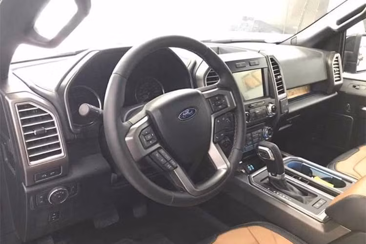 Điểm độc đáo của chiếc xe bán tải hạng sang, cỡ lớn này chính là việc được trang bị cửa sổ trời panorama điều chỉnh điện. Logo "Limited" được đặt trang trọng ở bệ tì tay hàng ghế trước, đi kèm năm sản xuất, số VIN và số thứ tự của phiên bản đặc biệt giới hạn.