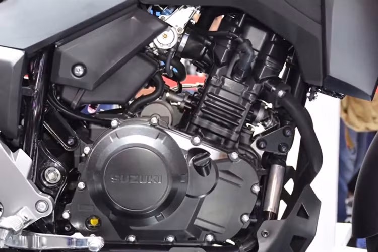 Theo hãng xe máy Suzuki cho hay, động cơ này kết hợp với hộp số 6 cấp và bình xăng khi đổ đầy sẽ giúp cho chiếc V-Strom 250 phiên bản 2017 có thể hoàn thành quãng đường gần 500 km. Ngoài ra, lượng nhiên liệu tiêu thụ trung bình của xe là 31,6 km/lít hay 3,16 lít/100 km (khá ít so với một mẫu xe môtô phân khối lớn).