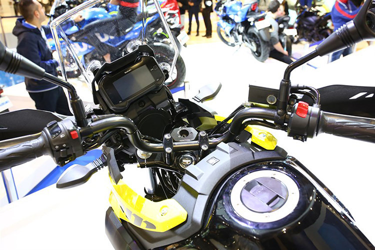 Trên bảng đồng hồ của V-Strom 250 là một màn hình LDC đơn sắc dạng kỹ thuật số được thiết kế y hệt các dòng xe Suzuki GSX-R150/S150, với điểm khác biệt duy nhất là đèn báo ABS mới xuất hiện. Ngoài ra, chiếc xe còn được trang bị cổng sạc 12V để sạc các thiết bị di động cá nhân.