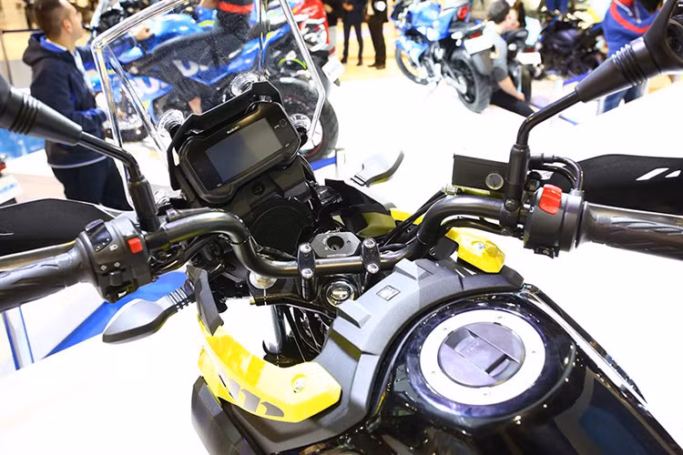 Trên bảng đồng hồ của V-Strom 250 là một màn hình LDC đơn sắc dạng kỹ thuật số được thiết kế y hệt các dòng xe Suzuki GSX-R150/S150, với điểm khác biệt duy nhất là đèn báo ABS mới xuất hiện. Ngoài ra, chiếc xe còn được trang bị cổng sạc 12V để sạc các thiết bị di động cá nhân.