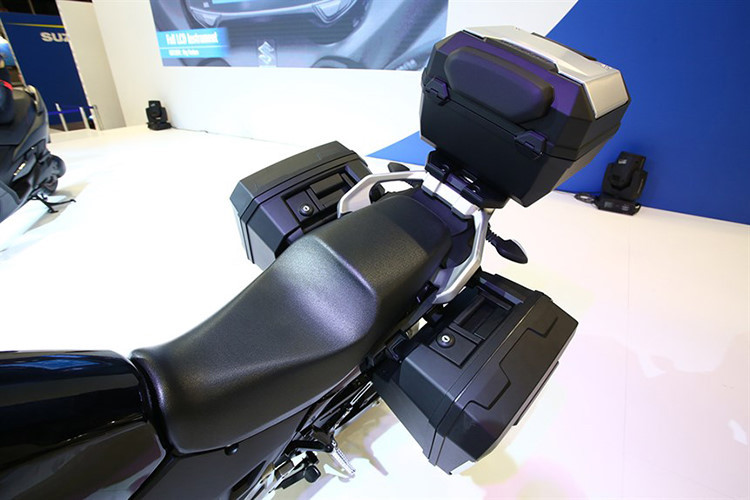 Nằm trong dòng V-Strom của Suzuki, 2 bên thân xe của V-Strom 250 sở hữu nhiều chi tiết thiết kế có sự tương đồng lớn với các "đàn anh" V-Strom 650 và 1000. Xe có trọng lượng tương đối nhẹ so với một mẫu adventure là 188 kg. Yên xe có chiều cao 800 mm, xách sau và hai bên sườn được trang bị thêm cốp đựng đồ cho những hành trình dài ngày.