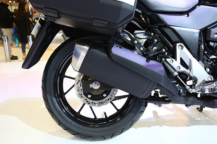 V-Strom 250 sở hữu khối động cơ xy-lanh đôi song song, dung tích 248 cc, sản sinh công suất tối đa 24,7 mã lực tại vòng tua máy 8.000 vòng/phút và mô-men xoắn cực đại 22 Nm tại vòng tua máy 8.500 vòng/phút. Hệ thống ống xả lớn, đạt chuẩn khí thải tại nhiều quốc gia châu Á hiện nay.