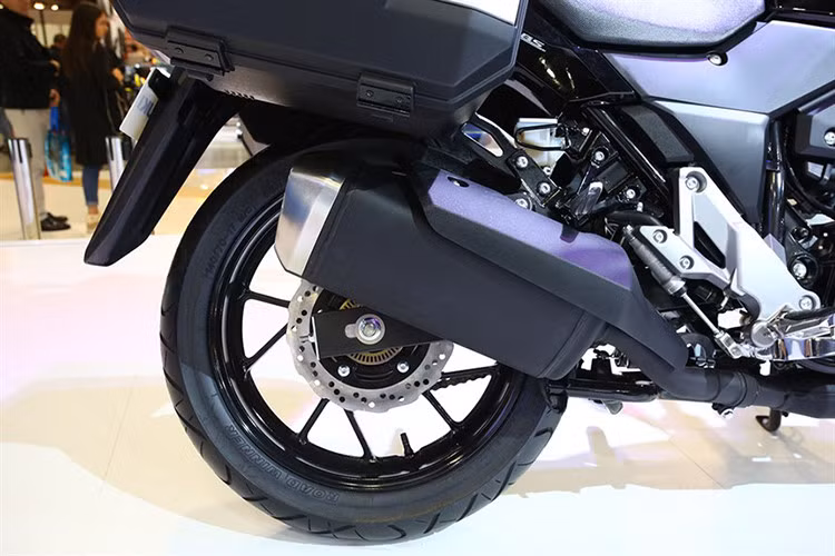 V-Strom 250 sở hữu khối động cơ xy-lanh đôi song song, dung tích 248 cc, sản sinh công suất tối đa 24,7 mã lực tại vòng tua máy 8.000 vòng/phút và mô-men xoắn cực đại 22 Nm tại vòng tua máy 8.500 vòng/phút. Hệ thống ống xả lớn, đạt chuẩn khí thải tại nhiều quốc gia châu Á hiện nay.