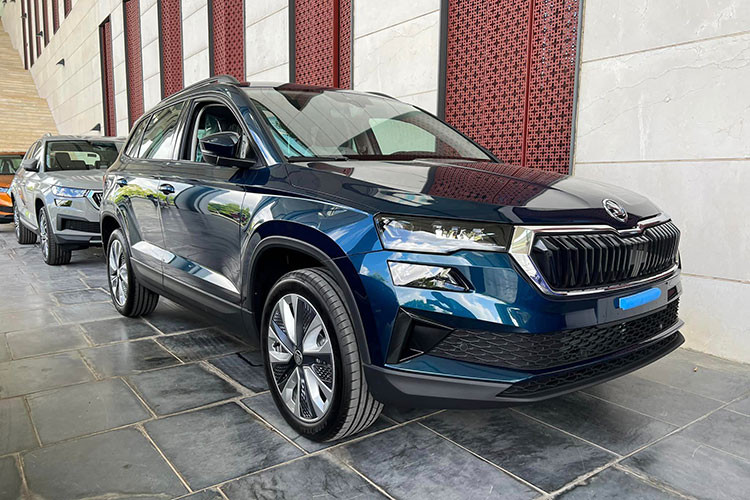 Phần thân xe với những điểm nhấn là La zăng thể thao kích thước 18 inch, các đường gân dập nổi, kết hợp với giá nóc xe và đuôi gió sau giúp chiếc xe đạt chỉ số cản gió 0.3Cd. Đuôi xe là hệ thống đèn Full-Led với dòng chữ thương hiệu Skoda to bản tạo nên sự nổi bật cho Karoq.