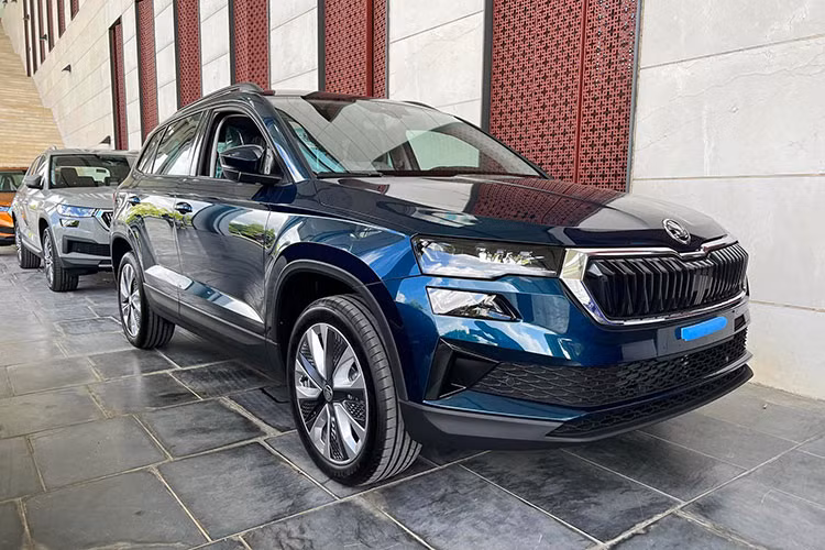 Phần thân xe với những điểm nhấn là La zăng thể thao kích thước 18 inch, các đường gân dập nổi, kết hợp với giá nóc xe và đuôi gió sau giúp chiếc xe đạt chỉ số cản gió 0.3Cd. Đuôi xe là hệ thống đèn Full-Led với dòng chữ thương hiệu Skoda to bản tạo nên sự nổi bật cho Karoq.