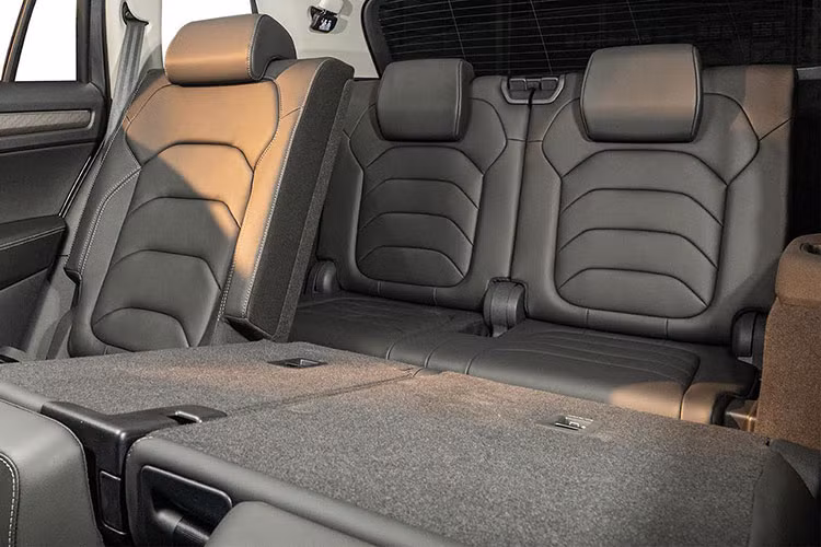 Kodiaq được trang bị động cơ 2.0 TSI Turbo với công suất cực đại 180 mã lực, mô-men xoắn cực đại 320 Nm trong dải vòng tua 1.400 - 3.940 vòng/phút. Xe mất 8,2 giây để tăng tốc từ 0-100 km/h trước khi đạt tốc độ cực đại 207 km/h, đi kèm hộp số tự động 7 cấp ly hợp kép ma sát ướt, tích hợp chức năng chuyển số trên vô lăng, đồng thời hệ dẫn động 4x4 nhiều chế độ vận hành giúp chiếc xe tự tin chinh phục mọi địa hình.