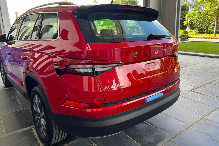 Tất cả các đường nét thiết kế của Skoda Kodiaq đều sắc nét, dứt khoát và gọn gàng. Với lưới tản nhiệt ba chiều cùng cặp đèn pha Full-led Matrix kết cấu tinh thể nổi bật, các đường gân dọc theo thân xe kết hợp với đèn hậu thiết kế chữ C đặc trưng của Skoda, Kodiaq như lời mời gọi khám phá những cung đường mới.