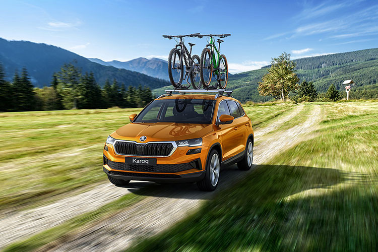 Ngoài ra Karoq còn được trang bị hệ thống 4 chế độ lái khác nhau cùng lẫy chuyển số trên vô lăng, đáp ứng nhu cầu tối đa cho lái xe. Mẫu xe được trang bị nhiều tính năng an toàn cao cấp như 7 túi khí, cảm biến trước sau, đèn pha thích ứng, cảnh báo điểm mù và va chạm phía sau, cảm biến áp suất lốp, cảnh báo người lái mất tập trung,…