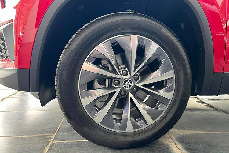 Kích thước chiều dài xe là 4.697mm, chiều cao 1.681 mm và chiều rộng 1.882. Khoảng sáng gầm là 192 mm, trục cơ sở 2.791 mm với góc thoát trước 19 độ, góc thoát sau 15,1 độ. Bên cạnh đó, Kodiaq được trang bị la zăng kích thước 19 inch với thiết kế thể thao, mạnh mẽ.