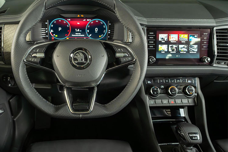 Skoda Kodiaq 2023 tại Việt Nam được trang bị màn hình hiển thị thông tin kích thước 12,15 inch cùng màn hình giải trí trung tâm 8 inch với nhiều tùy chỉnh giao diện và các chế độ hiển thị khác nhau, giúp người lái dễ dàng kiểm soát và điều khiển chiếc xe. Hệ thống giải trí kết nối với 8 loa cao cấp quanh xe, mang tới trải nghiệm thực sự chất lượng.